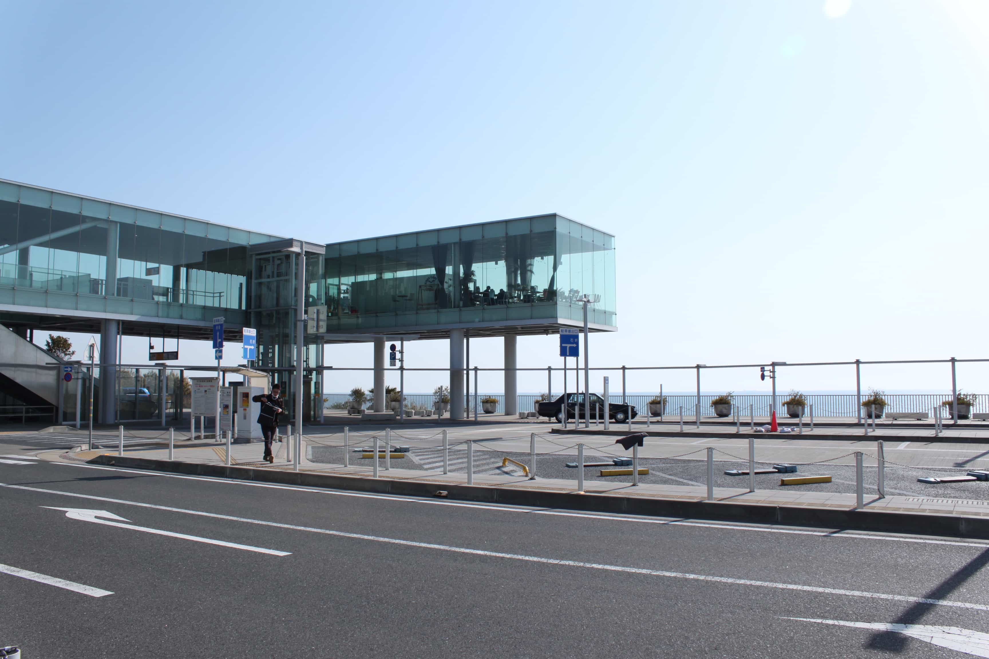 駅外観